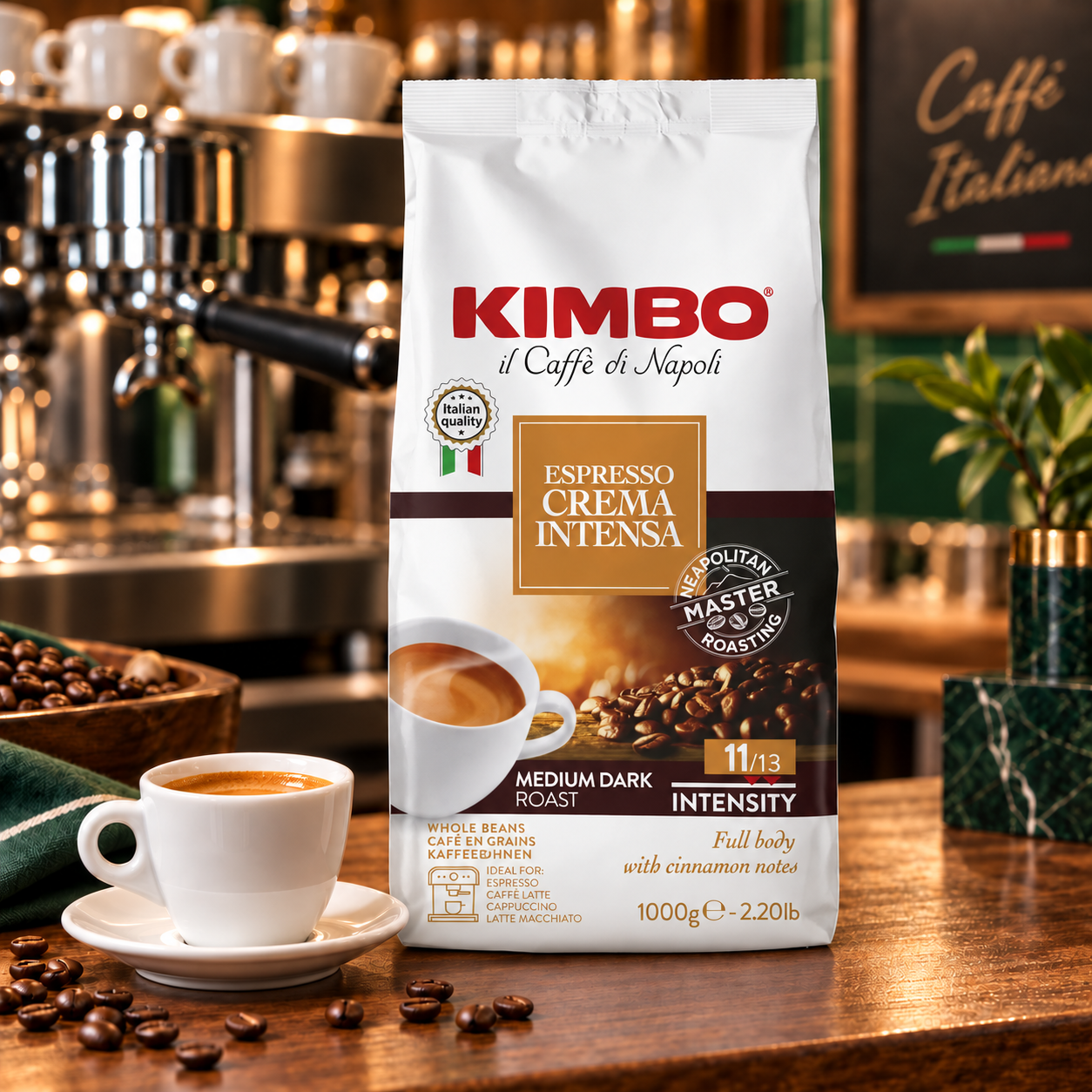 Kimbo Espresso Crema Intensa café en grano 1 kg en escena de cafetería italiana